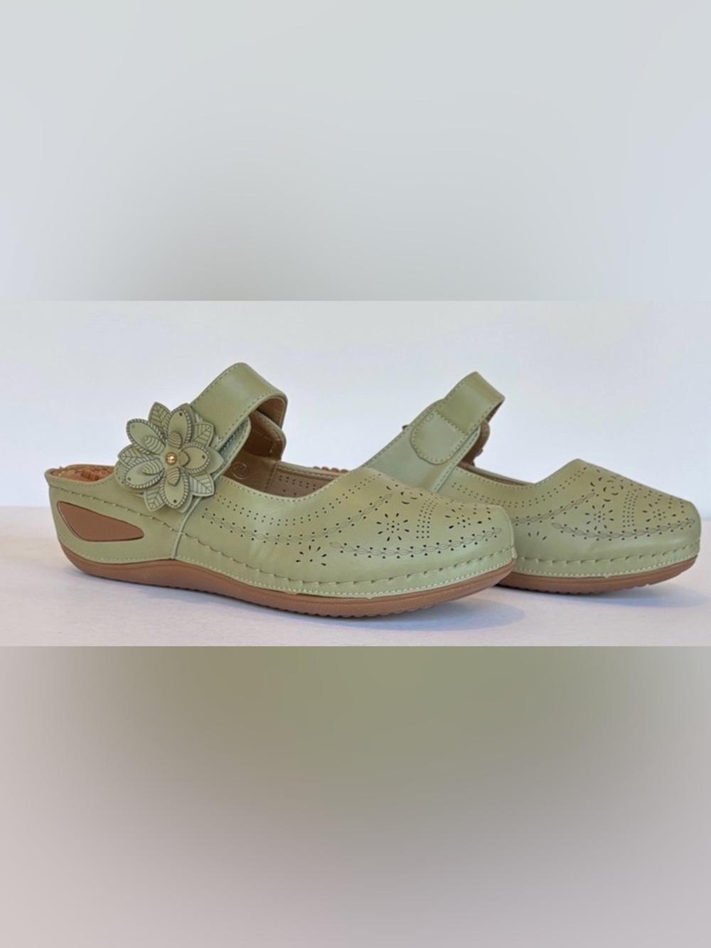 NWOT Alicegana Mules  Closed Toe Sandals Casual Slip On Wedge. SIZE 9.5
